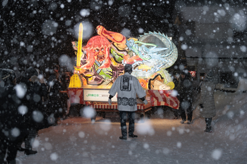 雪上を練り歩く冬ねぶたが彩る浅虫旅