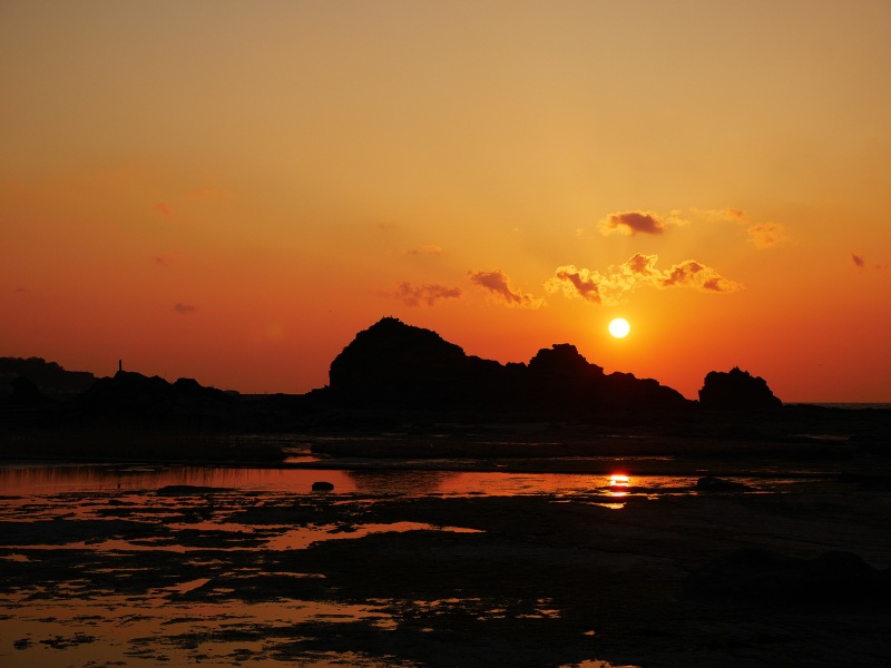 旅人メモ：海と空がオレンジに染まる夕陽海岸