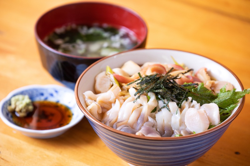 旅人メモ：ほっき丼
～食べ比べも楽しめる、三沢を代表する冬の味覚～
