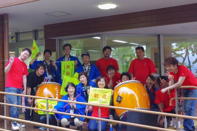 軽やかな調べでおもてなし！十和田湖遊覧船お見送り隊が活動中