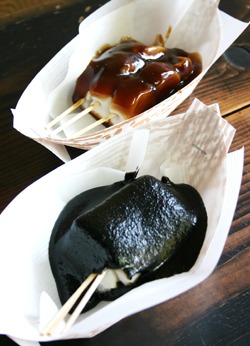 弘前 五重塔の下 銅屋町の「うちわ餅」