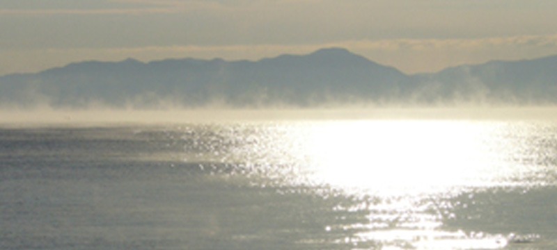 雪の合間の陸奥湾