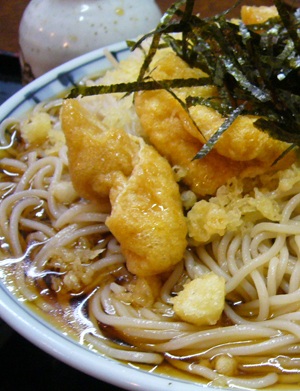 雪が降りました。あったか『むじなそば』