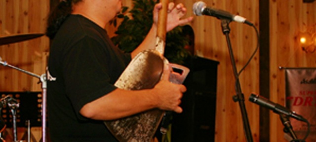 北国の必需品が栓抜きに叩かれて三味線に変わる