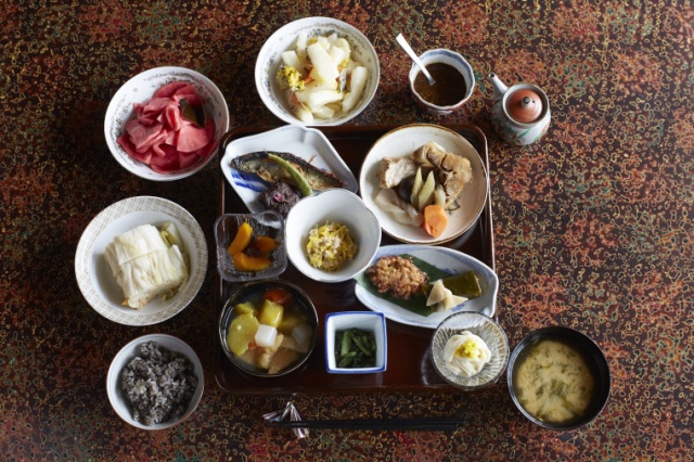 津軽の里の伝承料理を振る舞う