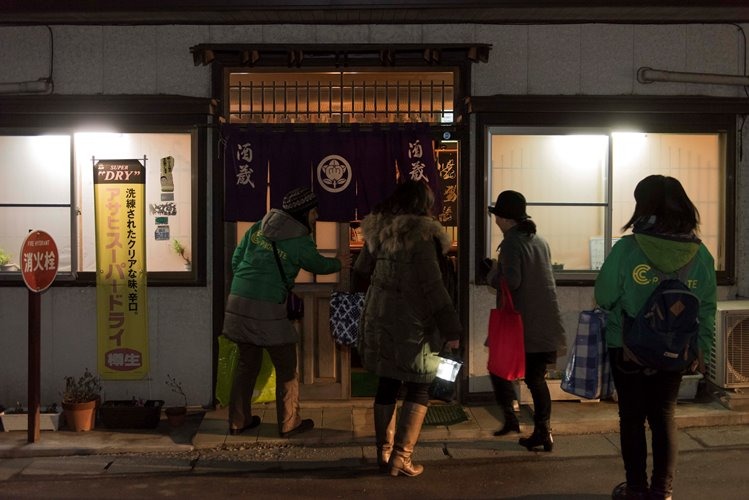 漁師の隠れ家を訪れて、浜の飲み文化に溶け込む