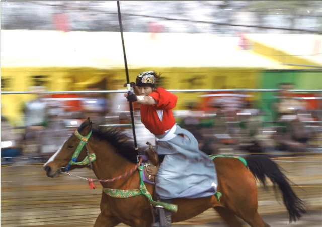 満開の桜の下、疾走する女流騎手にチューモク！【桜流鏑馬】