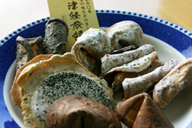 ５枚で１００円　懐かしの「津川煎餅店」