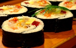 鍛治町の真ん中で生太巻きを食べる