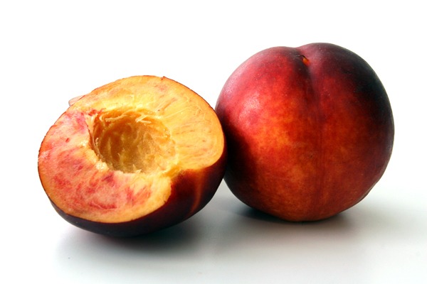 お盆に食べる”神々の果実”ネクタリン