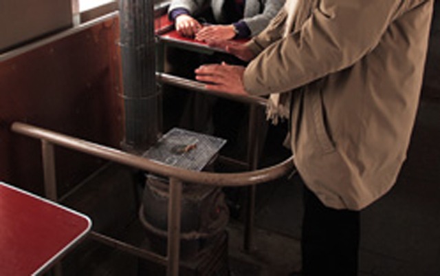 地吹雪とストーブとおやき