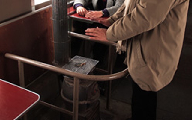 地吹雪とストーブとおやき