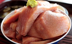 鶴亀屋食堂のびっくり"マグロ丼"