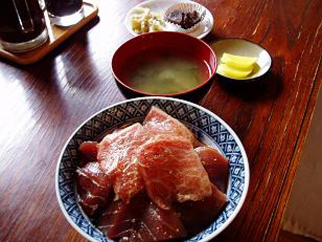 トンカツ定食とマグロ丼