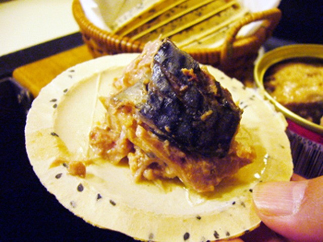 正調「鯖缶せんべい皿」の食し方!!