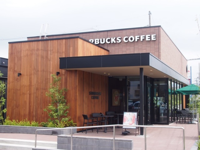 ねぶたの灯につつまれながら至福のコーヒーをいただく