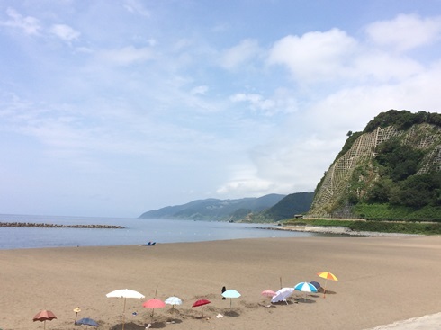 砂に埋まって、夏バテ解消！