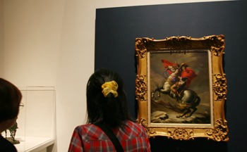 あおもり犬、ナポレオンと一緒に涼める青森県立美術館