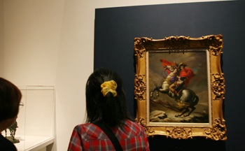 あおもり犬、ナポレオンと一緒に涼める青森県立美術館