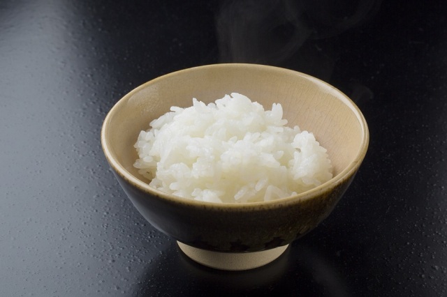 青天の霹靂のうまさに迫る