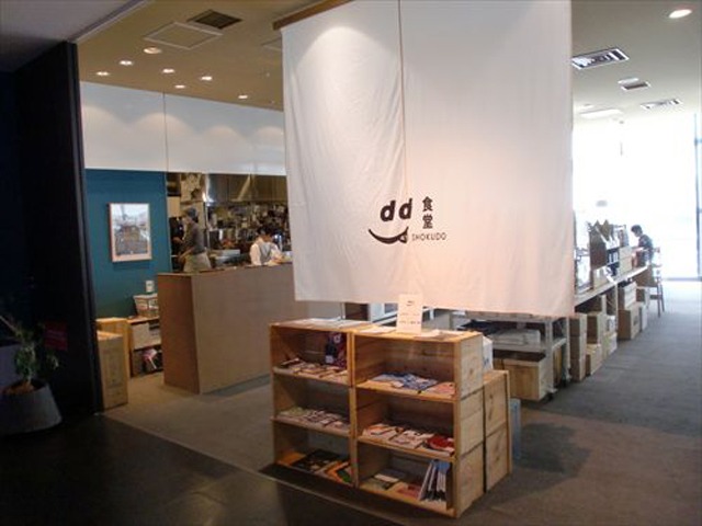 d47食堂でこだわりのリンゴジュースを