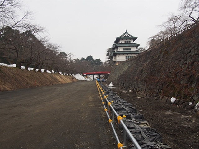 弘前城のお濠を歩いてみた。