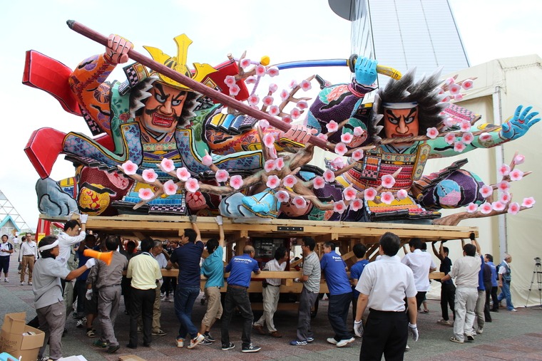 ねぶたに魂を入れる「台上げ」
