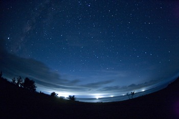 西海岸の満天星と漁り火