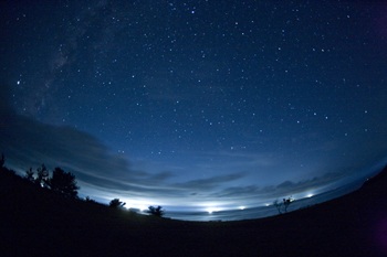 西海岸の満天星と漁り火