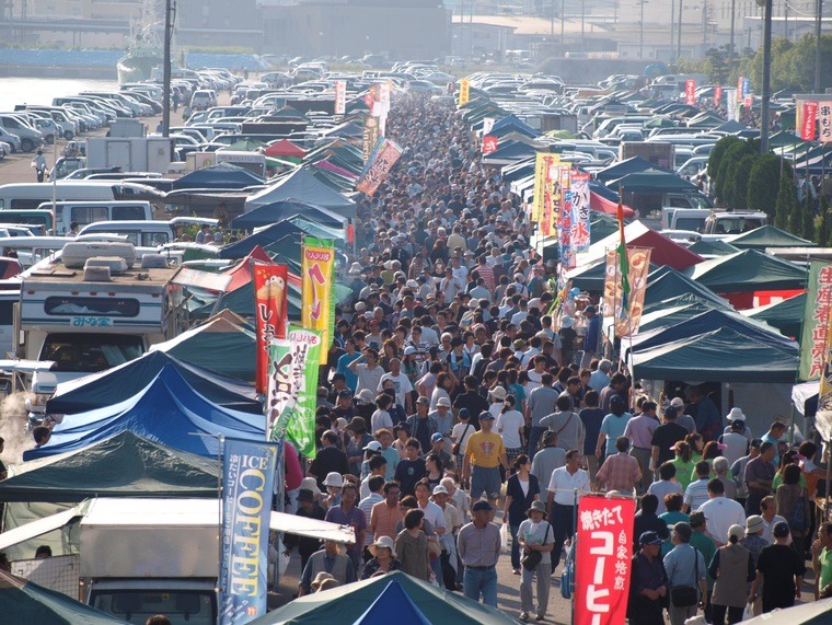 最近、日の出が早い。今日は日曜日。そうだ、朝市に行こう!