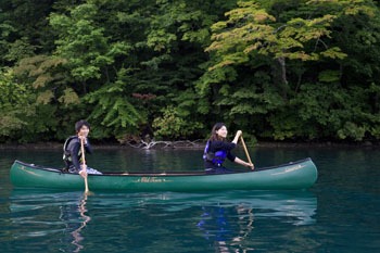 ノースビレッジ　湖面から楽しむ紅葉
