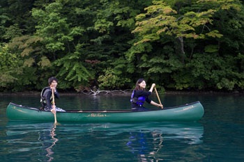 ノースビレッジ　湖面から楽しむ紅葉