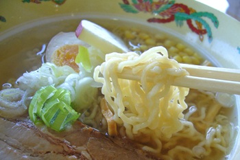 弘前市りんご公園で「りんごラーメン」