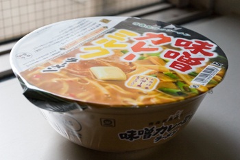 カップ麺「味噌カレーミルクラーメン」