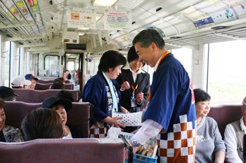 トレインアテンダントと一緒に津軽鉄道の旅