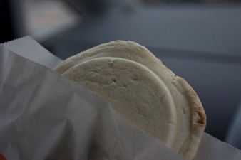 八戸駅の近くでアツアツの「てんぽせんべい」