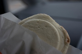 八戸駅の近くでアツアツの「てんぽせんべい」