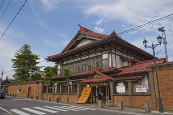 太宰誕生の部屋へ ～太宰治記念館「斜陽館」～