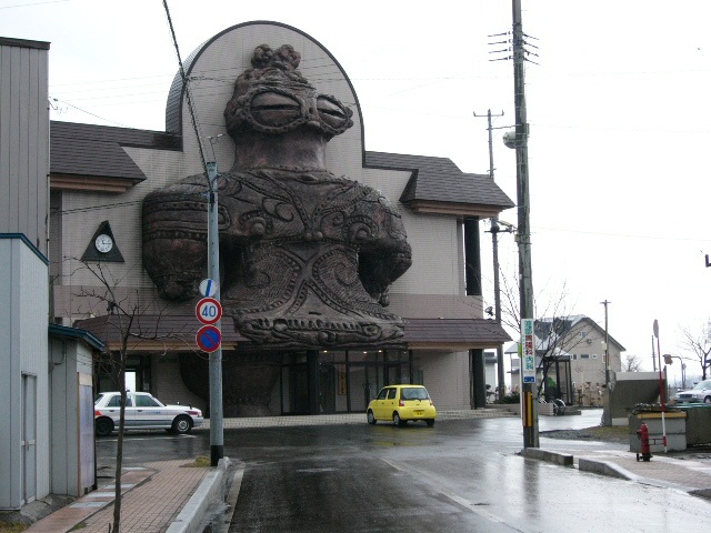 ＪＲ五能線木造駅の「しゃこちゃん」と「レリーフ」