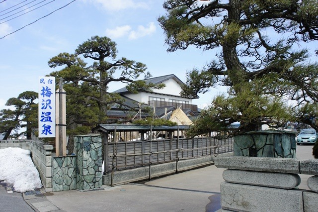 黒い湯花が舞うユニーク温泉(梅沢温泉)