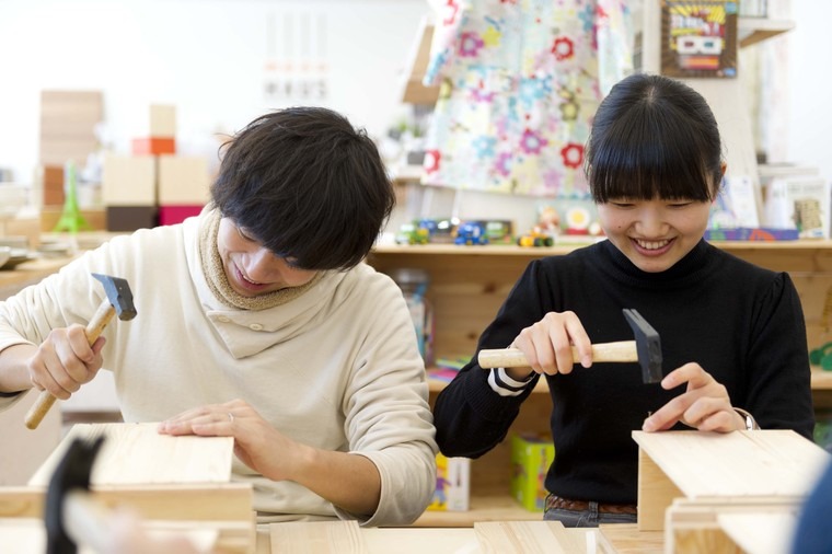 りんごの町で、りんごの木箱づくり体験
