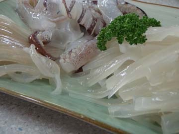 下風呂で水揚げされたての活イカ刺しを堪能する