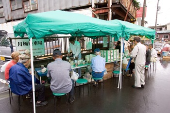 片町の朝市　てんぽせんべい