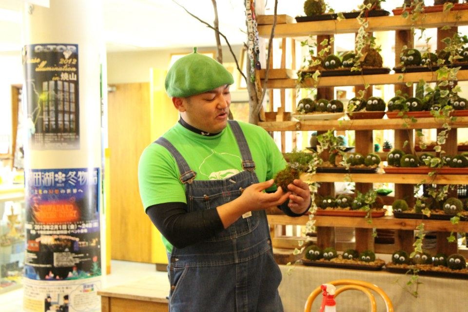 西の「こけし」と東の「こけ師」?