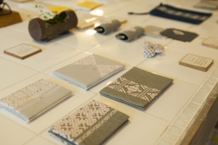 弘前の桜をイメージさせる色合いの「こぎん刺し」