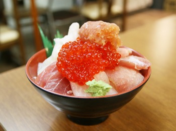 陸奥湊朝市ご飯と海扇館