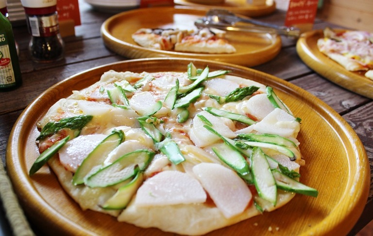 旬の県産野菜と石釜ピザを堪能！「農園キッチンノースビレッジ」