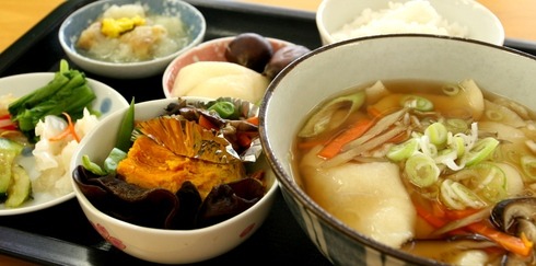 食材から元気がもらえるSAN･SUN産直ひろばの「ひっつみ定食」