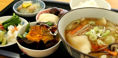 食材から元気がもらえるSAN･SUN産直ひろばの「ひっつみ定食」