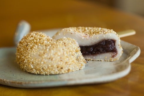 お米で作った餅に、お米をトッピングした津軽特有の「あさか餅」